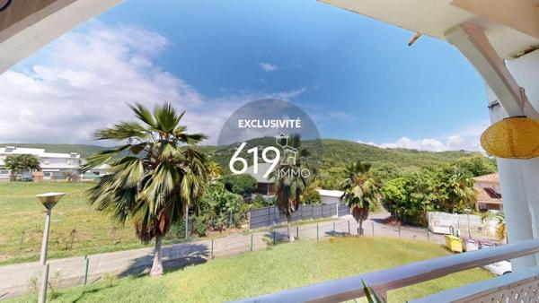 Idéalement placé, proche centre et plage, parking