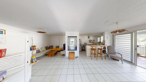 Idéalement placé, proche centre et plage, parking