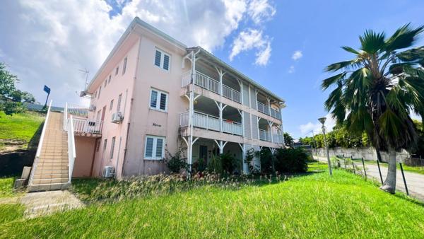 Idéalement placé, proche centre et plage, parking