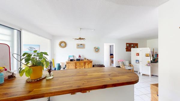 Idéalement placé, proche centre et plage, parking