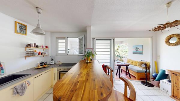 Idéalement placé, proche centre et plage, parking