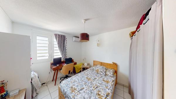 Idéalement placé, proche centre et plage, parking