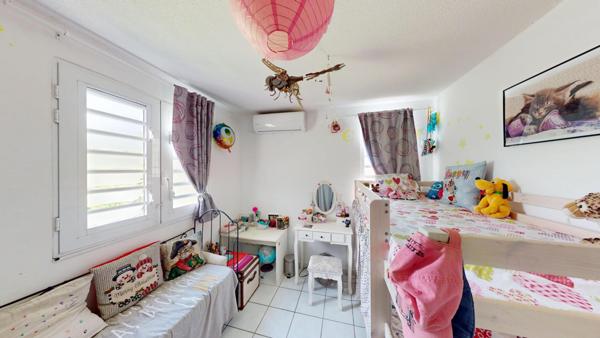 Idéalement placé, proche centre et plage, parking