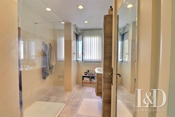 GRANDE ET LUMINEUSE MAISON DE VILLE- PERPIGNAN