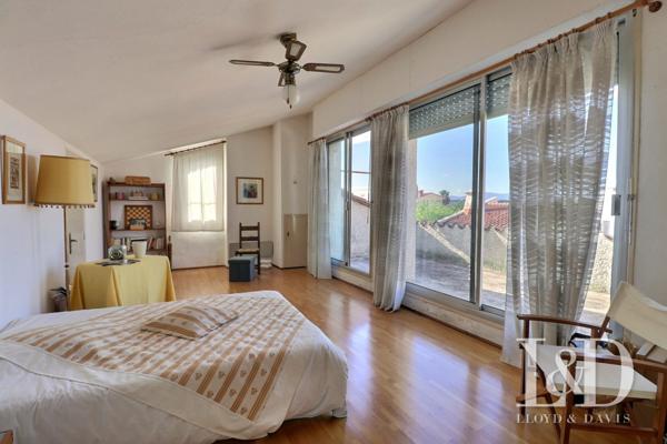 GRANDE ET LUMINEUSE MAISON DE VILLE- PERPIGNAN