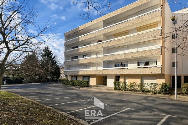 Espaces verts, tram, résidence de standing, dernier étage avec ascenseur !