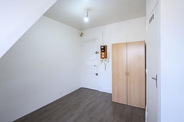MONTREUIL - RUE VOLTAIRE - DERNIER ÉTAGE - VUE DÉGAGÉE €128 400 ** - Référence 6728-AH
