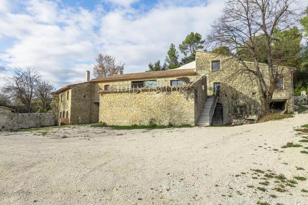 Propriété authentique de l'ère napoléonienne au charme provençal, avec vue sur le Ventoux
