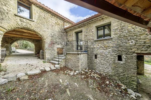 Propriété authentique de l'ère napoléonienne au charme provençal, avec vue sur le Ventoux
