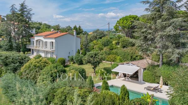 Villa de Charme Rénovée avec Vue Mer dans un domaine prisé