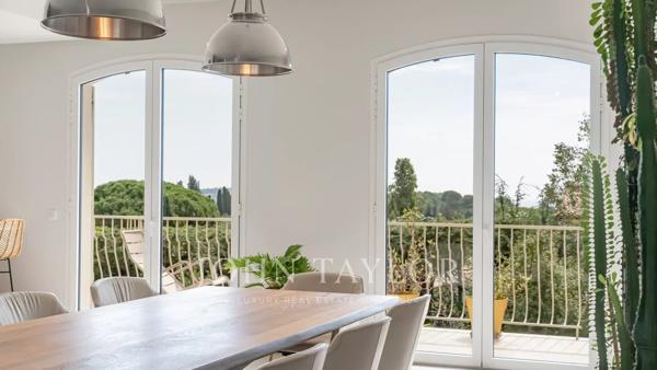 Villa de Charme Rénovée avec Vue Mer dans un domaine prisé