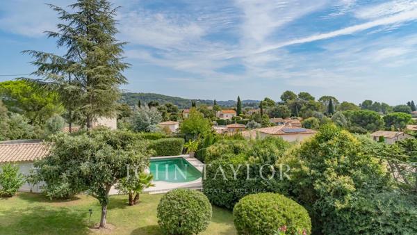 Villa de Charme Rénovée avec Vue Mer dans un domaine prisé
