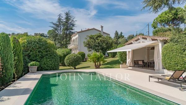 Villa de Charme Rénovée avec Vue Mer dans un domaine prisé