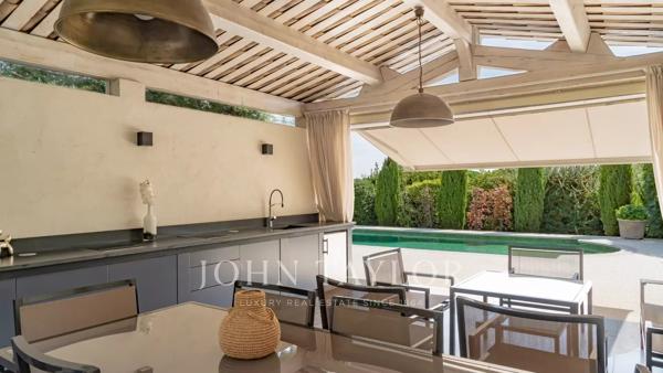 Villa de Charme Rénovée avec Vue Mer dans un domaine prisé