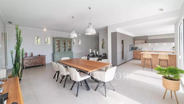 Villa de Charme Rénovée avec Vue Mer dans un domaine prisé