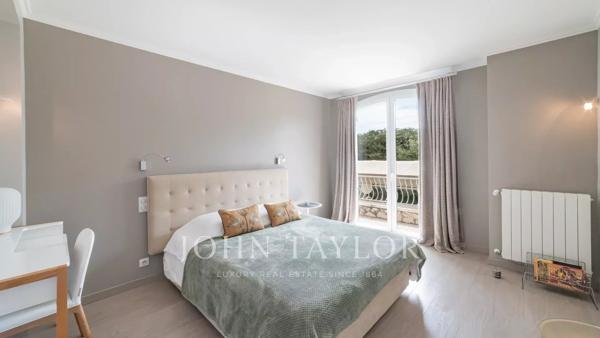 Villa de Charme Rénovée avec Vue Mer dans un domaine prisé