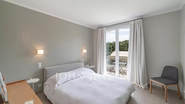Villa de Charme Rénovée avec Vue Mer dans un domaine prisé
