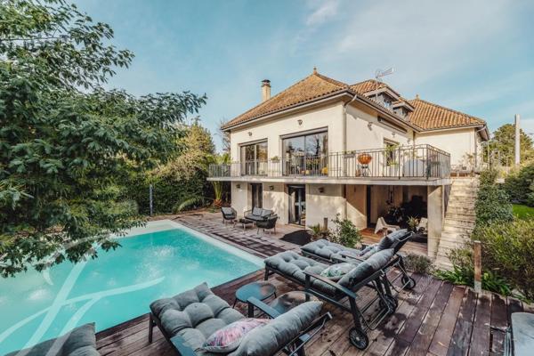 MAISON DE MAÎTRE EN PIERRE - JARDIN - PISCINE - GARAGE - JOHN TAYLOR