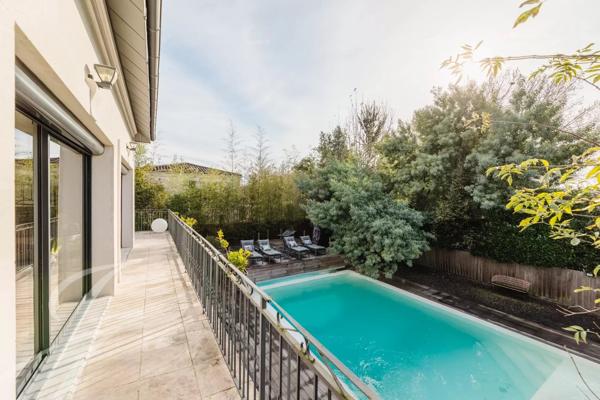 MAISON DE MAÎTRE EN PIERRE - JARDIN - PISCINE - GARAGE - JOHN TAYLOR