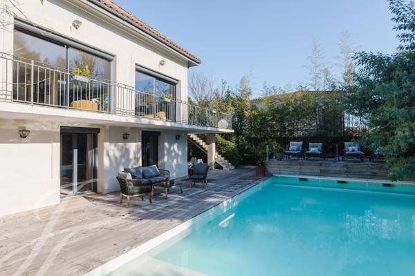 MAISON DE MAÎTRE EN PIERRE - JARDIN - PISCINE - GARAGE - JOHN TAYLOR