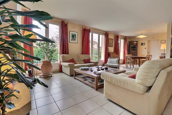 Magnifique propriété individuelle et familiale 7 p, 5 chbres 170 m² habitables (206 m² utiles) jardin, garage, cave dans le Domaine prisé du Golf à Courdimanche