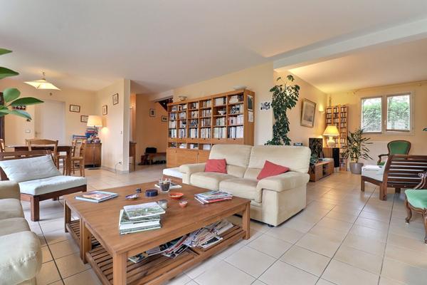 Magnifique propriété individuelle et familiale 7 p, 5 chbres 170 m² habitables (206 m² utiles) jardin, garage, cave dans le Domaine prisé du Golf à Courdimanche