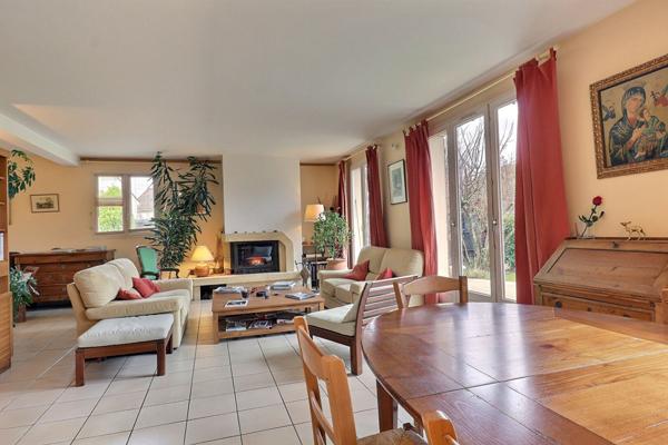 Magnifique propriété individuelle et familiale 7 p, 5 chbres 170 m² habitables (206 m² utiles) jardin, garage, cave dans le Domaine prisé du Golf à Courdimanche