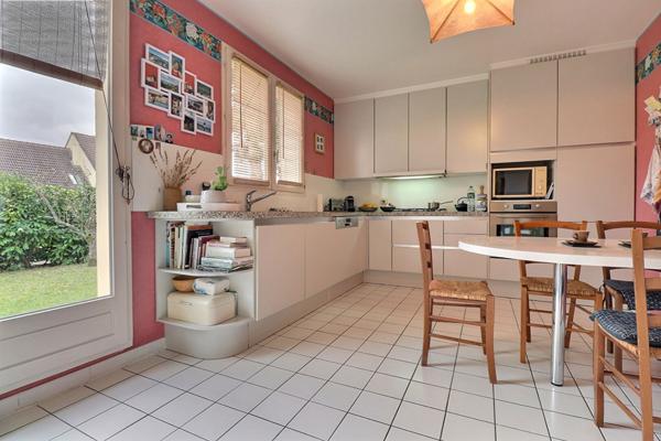 Magnifique propriété individuelle et familiale 7 p, 5 chbres 170 m² habitables (206 m² utiles) jardin, garage, cave dans le Domaine prisé du Golf à Courdimanche