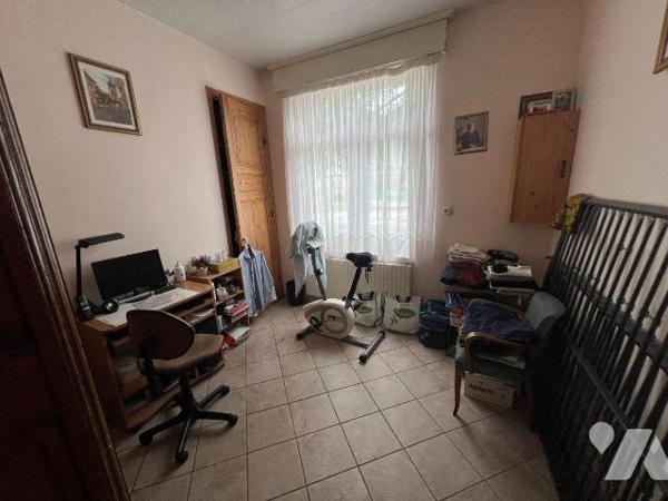A vendre chez votre Notaire, grande maison familiale individuelle dans un cadre agréable avec 2...