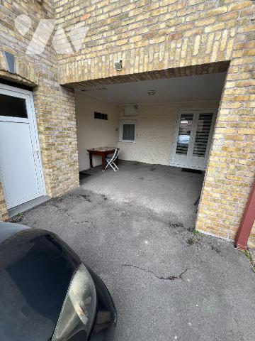 A vendre chez votre Notaire, grande maison familiale individuelle dans un cadre agréable avec 2...