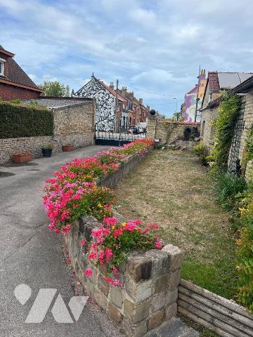 A vendre chez votre Notaire, grande maison familiale individuelle dans un cadre agréable avec 2...