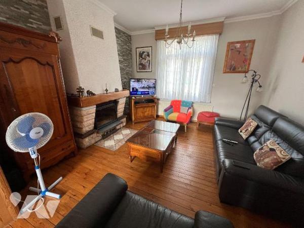 A vendre chez votre Notaire, grande maison familiale individuelle dans un cadre agréable avec 2...