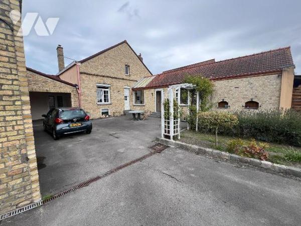 A vendre chez votre Notaire, grande maison familiale individuelle dans un cadre agréable avec 2...