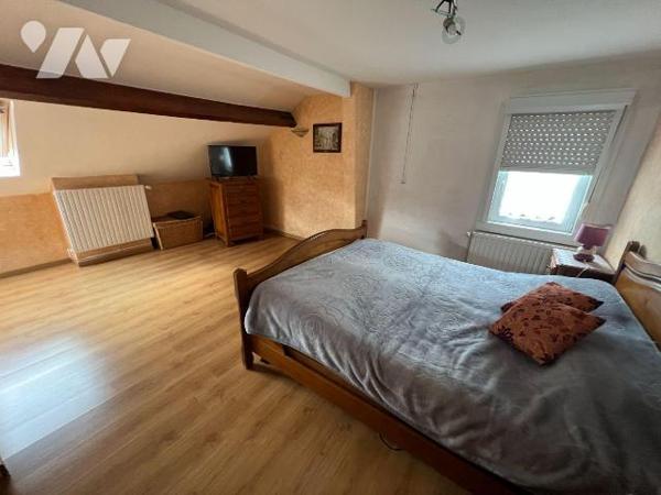 A vendre chez votre Notaire, grande maison familiale individuelle dans un cadre agréable avec 2...