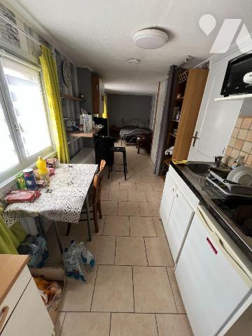 A vendre chez votre Notaire, grande maison familiale individuelle dans un cadre agréable avec 2...