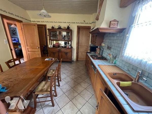 A vendre chez votre Notaire, grande maison familiale individuelle dans un cadre agréable avec 2...