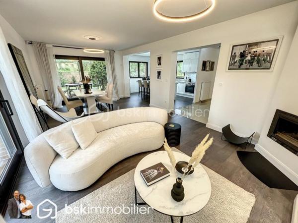 Venez découvrir en EXCLUSIVITÉ, cette superbe maison d'architecte de plus de 120 m² rénovée INTÉGRALEMENT sur un terrain boisé de 2100 m² .

Tout est neuf ! Toiture, isolation, électricité, placo, plafond, menuiseries, chaudière, volets roulants, terrasse, chauffe-eau........ TOUT est neuf !

Vous recherchez une superbe maison sans aucuns travaux, aucunes surprises, bénéficiant de matériaux haut de gamme du sol au plafond ? Cette maison est pour vous.

Dès l'entrée, avec vestiaire s'il vous plait, vous serez dans le bain ! Cette demeure soignée et chouchoutée sera vous accueillir dans sa belle pièce de vie regroupant le séjour et cuisine équipée de plus de 42 m² baignant de lumière et donnant sur un sublime jardin arboré. Vous serez sans voix.

Vous découvrirez également 2 belles chambres lumineuses, une salle de bain luxueuse avec douche, baignoire et meuble double vasque avec robinetterie Jacob Delafon.

Un WC avec lave main séparé est de plus au rez-de-chaussé.

À l'étage, un beau couloir vient desservir 2 belles chambres de 24 et 30 m² au sol dont la plus grande dispose d'une salle d'eau avec douche, vasque et wc faisant d'elle une suite parentale digne de ce nom.

2 terrasses en bois, accessibles via le salon et la salle à manger, sont disponibles et neuves par ailleurs.

Mais ce n'est pas tout ! Cette maison d'architecte dispose également d'un double garage avec porte motorisée et sous-sol total de quasi 106 m². De quoi ranger, bricoler, accéder à la maison sans salir quoi que ce soit.

Une chaudière à granules neuve de marque OKOFEN de 2022 est installée ainsi qu'un nouveau cumulus. Tout est pensé et calculé dans cette maison.

Pas la peine de vous dire que toutes les menuiseries sont en double vitrage avec volets roulants électriques :-), que le salon dispose d'un insert à bois, que la maison dispose d'une alarme et de la vidéosurveillance.

BREF, vous l'aurez compris, cette maison est exceptionnelle et n'attend plus que des personnes exceptionnelles :-)

PS: pour la petite info, le terrain de 2100 m² peut être divisé en 2 ou 3 si vous vouliez en revendre une partie (Demande en mairie déjà acceptée)

VISITE VIRTUELLE SUR DEMANDE.
