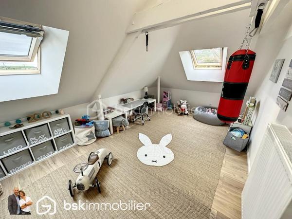 Venez découvrir en EXCLUSIVITÉ, cette superbe maison d'architecte de plus de 120 m² rénovée INTÉGRALEMENT sur un terrain boisé de 2100 m² .

Tout est neuf ! Toiture, isolation, électricité, placo, plafond, menuiseries, chaudière, volets roulants, terrasse, chauffe-eau........ TOUT est neuf !

Vous recherchez une superbe maison sans aucuns travaux, aucunes surprises, bénéficiant de matériaux haut de gamme du sol au plafond ? Cette maison est pour vous.

Dès l'entrée, avec vestiaire s'il vous plait, vous serez dans le bain ! Cette demeure soignée et chouchoutée sera vous accueillir dans sa belle pièce de vie regroupant le séjour et cuisine équipée de plus de 42 m² baignant de lumière et donnant sur un sublime jardin arboré. Vous serez sans voix.

Vous découvrirez également 2 belles chambres lumineuses, une salle de bain luxueuse avec douche, baignoire et meuble double vasque avec robinetterie Jacob Delafon.

Un WC avec lave main séparé est de plus au rez-de-chaussé.

À l'étage, un beau couloir vient desservir 2 belles chambres de 24 et 30 m² au sol dont la plus grande dispose d'une salle d'eau avec douche, vasque et wc faisant d'elle une suite parentale digne de ce nom.

2 terrasses en bois, accessibles via le salon et la salle à manger, sont disponibles et neuves par ailleurs.

Mais ce n'est pas tout ! Cette maison d'architecte dispose également d'un double garage avec porte motorisée et sous-sol total de quasi 106 m². De quoi ranger, bricoler, accéder à la maison sans salir quoi que ce soit.

Une chaudière à granules neuve de marque OKOFEN de 2022 est installée ainsi qu'un nouveau cumulus. Tout est pensé et calculé dans cette maison.

Pas la peine de vous dire que toutes les menuiseries sont en double vitrage avec volets roulants électriques :-), que le salon dispose d'un insert à bois, que la maison dispose d'une alarme et de la vidéosurveillance.

BREF, vous l'aurez compris, cette maison est exceptionnelle et n'attend plus que des personnes exceptionnelles :-)

PS: pour la petite info, le terrain de 2100 m² peut être divisé en 2 ou 3 si vous vouliez en revendre une partie (Demande en mairie déjà acceptée)

VISITE VIRTUELLE SUR DEMANDE.