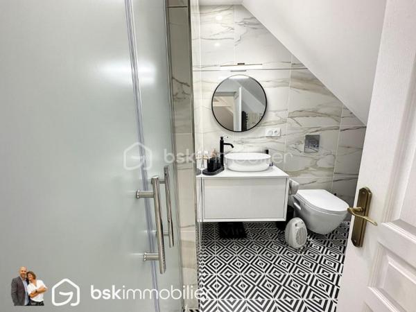 Venez découvrir en EXCLUSIVITÉ, cette superbe maison d'architecte de plus de 120 m² rénovée INTÉGRALEMENT sur un terrain boisé de 2100 m² .

Tout est neuf ! Toiture, isolation, électricité, placo, plafond, menuiseries, chaudière, volets roulants, terrasse, chauffe-eau........ TOUT est neuf !

Vous recherchez une superbe maison sans aucuns travaux, aucunes surprises, bénéficiant de matériaux haut de gamme du sol au plafond ? Cette maison est pour vous.

Dès l'entrée, avec vestiaire s'il vous plait, vous serez dans le bain ! Cette demeure soignée et chouchoutée sera vous accueillir dans sa belle pièce de vie regroupant le séjour et cuisine équipée de plus de 42 m² baignant de lumière et donnant sur un sublime jardin arboré. Vous serez sans voix.

Vous découvrirez également 2 belles chambres lumineuses, une salle de bain luxueuse avec douche, baignoire et meuble double vasque avec robinetterie Jacob Delafon.

Un WC avec lave main séparé est de plus au rez-de-chaussé.

À l'étage, un beau couloir vient desservir 2 belles chambres de 24 et 30 m² au sol dont la plus grande dispose d'une salle d'eau avec douche, vasque et wc faisant d'elle une suite parentale digne de ce nom.

2 terrasses en bois, accessibles via le salon et la salle à manger, sont disponibles et neuves par ailleurs.

Mais ce n'est pas tout ! Cette maison d'architecte dispose également d'un double garage avec porte motorisée et sous-sol total de quasi 106 m². De quoi ranger, bricoler, accéder à la maison sans salir quoi que ce soit.

Une chaudière à granules neuve de marque OKOFEN de 2022 est installée ainsi qu'un nouveau cumulus. Tout est pensé et calculé dans cette maison.

Pas la peine de vous dire que toutes les menuiseries sont en double vitrage avec volets roulants électriques :-), que le salon dispose d'un insert à bois, que la maison dispose d'une alarme et de la vidéosurveillance.

BREF, vous l'aurez compris, cette maison est exceptionnelle et n'attend plus que des personnes exceptionnelles :-)

PS: pour la petite info, le terrain de 2100 m² peut être divisé en 2 ou 3 si vous vouliez en revendre une partie (Demande en mairie déjà acceptée)

VISITE VIRTUELLE SUR DEMANDE.