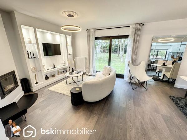 Venez découvrir en EXCLUSIVITÉ, cette superbe maison d'architecte de plus de 120 m² rénovée INTÉGRALEMENT sur un terrain boisé de 2100 m² .

Tout est neuf ! Toiture, isolation, électricité, placo, plafond, menuiseries, chaudière, volets roulants, terrasse, chauffe-eau........ TOUT est neuf !

Vous recherchez une superbe maison sans aucuns travaux, aucunes surprises, bénéficiant de matériaux haut de gamme du sol au plafond ? Cette maison est pour vous.

Dès l'entrée, avec vestiaire s'il vous plait, vous serez dans le bain ! Cette demeure soignée et chouchoutée sera vous accueillir dans sa belle pièce de vie regroupant le séjour et cuisine équipée de plus de 42 m² baignant de lumière et donnant sur un sublime jardin arboré. Vous serez sans voix.

Vous découvrirez également 2 belles chambres lumineuses, une salle de bain luxueuse avec douche, baignoire et meuble double vasque avec robinetterie Jacob Delafon.

Un WC avec lave main séparé est de plus au rez-de-chaussé.

À l'étage, un beau couloir vient desservir 2 belles chambres de 24 et 30 m² au sol dont la plus grande dispose d'une salle d'eau avec douche, vasque et wc faisant d'elle une suite parentale digne de ce nom.

2 terrasses en bois, accessibles via le salon et la salle à manger, sont disponibles et neuves par ailleurs.

Mais ce n'est pas tout ! Cette maison d'architecte dispose également d'un double garage avec porte motorisée et sous-sol total de quasi 106 m². De quoi ranger, bricoler, accéder à la maison sans salir quoi que ce soit.

Une chaudière à granules neuve de marque OKOFEN de 2022 est installée ainsi qu'un nouveau cumulus. Tout est pensé et calculé dans cette maison.

Pas la peine de vous dire que toutes les menuiseries sont en double vitrage avec volets roulants électriques :-), que le salon dispose d'un insert à bois, que la maison dispose d'une alarme et de la vidéosurveillance.

BREF, vous l'aurez compris, cette maison est exceptionnelle et n'attend plus que des personnes exceptionnelles :-)

PS: pour la petite info, le terrain de 2100 m² peut être divisé en 2 ou 3 si vous vouliez en revendre une partie (Demande en mairie déjà acceptée)

VISITE VIRTUELLE SUR DEMANDE.