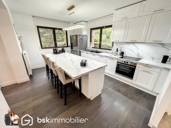 Venez découvrir en EXCLUSIVITÉ, cette superbe maison d'architecte de plus de 120 m² rénovée INTÉGRALEMENT sur un terrain boisé de 2100 m² .

Tout est neuf ! Toiture, isolation, électricité, placo, plafond, menuiseries, chaudière, volets roulants, terrasse, chauffe-eau........ TOUT est neuf !

Vous recherchez une superbe maison sans aucuns travaux, aucunes surprises, bénéficiant de matériaux haut de gamme du sol au plafond ? Cette maison est pour vous.

Dès l'entrée, avec vestiaire s'il vous plait, vous serez dans le bain ! Cette demeure soignée et chouchoutée sera vous accueillir dans sa belle pièce de vie regroupant le séjour et cuisine équipée de plus de 42 m² baignant de lumière et donnant sur un sublime jardin arboré. Vous serez sans voix.

Vous découvrirez également 2 belles chambres lumineuses, une salle de bain luxueuse avec douche, baignoire et meuble double vasque avec robinetterie Jacob Delafon.

Un WC avec lave main séparé est de plus au rez-de-chaussé.

À l'étage, un beau couloir vient desservir 2 belles chambres de 24 et 30 m² au sol dont la plus grande dispose d'une salle d'eau avec douche, vasque et wc faisant d'elle une suite parentale digne de ce nom.

2 terrasses en bois, accessibles via le salon et la salle à manger, sont disponibles et neuves par ailleurs.

Mais ce n'est pas tout ! Cette maison d'architecte dispose également d'un double garage avec porte motorisée et sous-sol total de quasi 106 m². De quoi ranger, bricoler, accéder à la maison sans salir quoi que ce soit.

Une chaudière à granules neuve de marque OKOFEN de 2022 est installée ainsi qu'un nouveau cumulus. Tout est pensé et calculé dans cette maison.

Pas la peine de vous dire que toutes les menuiseries sont en double vitrage avec volets roulants électriques :-), que le salon dispose d'un insert à bois, que la maison dispose d'une alarme et de la vidéosurveillance.

BREF, vous l'aurez compris, cette maison est exceptionnelle et n'attend plus que des personnes exceptionnelles :-)

PS: pour la petite info, le terrain de 2100 m² peut être divisé en 2 ou 3 si vous vouliez en revendre une partie (Demande en mairie déjà acceptée)

VISITE VIRTUELLE SUR DEMANDE.