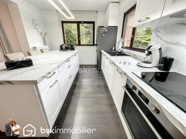 Venez découvrir en EXCLUSIVITÉ, cette superbe maison d'architecte de plus de 120 m² rénovée INTÉGRALEMENT sur un terrain boisé de 2100 m² .

Tout est neuf ! Toiture, isolation, électricité, placo, plafond, menuiseries, chaudière, volets roulants, terrasse, chauffe-eau........ TOUT est neuf !

Vous recherchez une superbe maison sans aucuns travaux, aucunes surprises, bénéficiant de matériaux haut de gamme du sol au plafond ? Cette maison est pour vous.

Dès l'entrée, avec vestiaire s'il vous plait, vous serez dans le bain ! Cette demeure soignée et chouchoutée sera vous accueillir dans sa belle pièce de vie regroupant le séjour et cuisine équipée de plus de 42 m² baignant de lumière et donnant sur un sublime jardin arboré. Vous serez sans voix.

Vous découvrirez également 2 belles chambres lumineuses, une salle de bain luxueuse avec douche, baignoire et meuble double vasque avec robinetterie Jacob Delafon.

Un WC avec lave main séparé est de plus au rez-de-chaussé.

À l'étage, un beau couloir vient desservir 2 belles chambres de 24 et 30 m² au sol dont la plus grande dispose d'une salle d'eau avec douche, vasque et wc faisant d'elle une suite parentale digne de ce nom.

2 terrasses en bois, accessibles via le salon et la salle à manger, sont disponibles et neuves par ailleurs.

Mais ce n'est pas tout ! Cette maison d'architecte dispose également d'un double garage avec porte motorisée et sous-sol total de quasi 106 m². De quoi ranger, bricoler, accéder à la maison sans salir quoi que ce soit.

Une chaudière à granules neuve de marque OKOFEN de 2022 est installée ainsi qu'un nouveau cumulus. Tout est pensé et calculé dans cette maison.

Pas la peine de vous dire que toutes les menuiseries sont en double vitrage avec volets roulants électriques :-), que le salon dispose d'un insert à bois, que la maison dispose d'une alarme et de la vidéosurveillance.

BREF, vous l'aurez compris, cette maison est exceptionnelle et n'attend plus que des personnes exceptionnelles :-)

PS: pour la petite info, le terrain de 2100 m² peut être divisé en 2 ou 3 si vous vouliez en revendre une partie (Demande en mairie déjà acceptée)

VISITE VIRTUELLE SUR DEMANDE.
