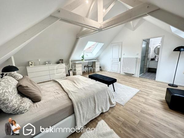 Venez découvrir en EXCLUSIVITÉ, cette superbe maison d'architecte de plus de 120 m² rénovée INTÉGRALEMENT sur un terrain boisé de 2100 m² .

Tout est neuf ! Toiture, isolation, électricité, placo, plafond, menuiseries, chaudière, volets roulants, terrasse, chauffe-eau........ TOUT est neuf !

Vous recherchez une superbe maison sans aucuns travaux, aucunes surprises, bénéficiant de matériaux haut de gamme du sol au plafond ? Cette maison est pour vous.

Dès l'entrée, avec vestiaire s'il vous plait, vous serez dans le bain ! Cette demeure soignée et chouchoutée sera vous accueillir dans sa belle pièce de vie regroupant le séjour et cuisine équipée de plus de 42 m² baignant de lumière et donnant sur un sublime jardin arboré. Vous serez sans voix.

Vous découvrirez également 2 belles chambres lumineuses, une salle de bain luxueuse avec douche, baignoire et meuble double vasque avec robinetterie Jacob Delafon.

Un WC avec lave main séparé est de plus au rez-de-chaussé.

À l'étage, un beau couloir vient desservir 2 belles chambres de 24 et 30 m² au sol dont la plus grande dispose d'une salle d'eau avec douche, vasque et wc faisant d'elle une suite parentale digne de ce nom.

2 terrasses en bois, accessibles via le salon et la salle à manger, sont disponibles et neuves par ailleurs.

Mais ce n'est pas tout ! Cette maison d'architecte dispose également d'un double garage avec porte motorisée et sous-sol total de quasi 106 m². De quoi ranger, bricoler, accéder à la maison sans salir quoi que ce soit.

Une chaudière à granules neuve de marque OKOFEN de 2022 est installée ainsi qu'un nouveau cumulus. Tout est pensé et calculé dans cette maison.

Pas la peine de vous dire que toutes les menuiseries sont en double vitrage avec volets roulants électriques :-), que le salon dispose d'un insert à bois, que la maison dispose d'une alarme et de la vidéosurveillance.

BREF, vous l'aurez compris, cette maison est exceptionnelle et n'attend plus que des personnes exceptionnelles :-)

PS: pour la petite info, le terrain de 2100 m² peut être divisé en 2 ou 3 si vous vouliez en revendre une partie (Demande en mairie déjà acceptée)

VISITE VIRTUELLE SUR DEMANDE.