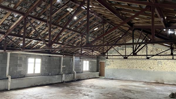 Celles-sur-Belle (79370) ENTRE BRULAIN ET PÉRIGNÉ, MAISON AVEC DEPENDANCE À RENOVER ENTIEREMENT sur TERRAIN DE 3387 M2