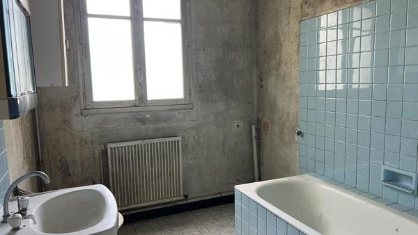 Celles-sur-Belle (79370) ENTRE BRULAIN ET PÉRIGNÉ, MAISON AVEC DEPENDANCE À RENOVER ENTIEREMENT sur TERRAIN DE 3387 M2