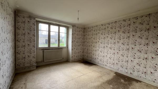 Celles-sur-Belle (79370) ENTRE BRULAIN ET PÉRIGNÉ, MAISON AVEC DEPENDANCE À RENOVER ENTIEREMENT sur TERRAIN DE 3387 M2