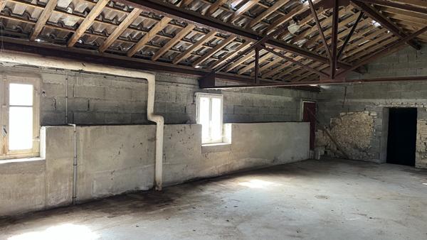 Celles-sur-Belle (79370) ENTRE BRULAIN ET PÉRIGNÉ, MAISON AVEC DEPENDANCE À RENOVER ENTIEREMENT sur TERRAIN DE 3387 M2