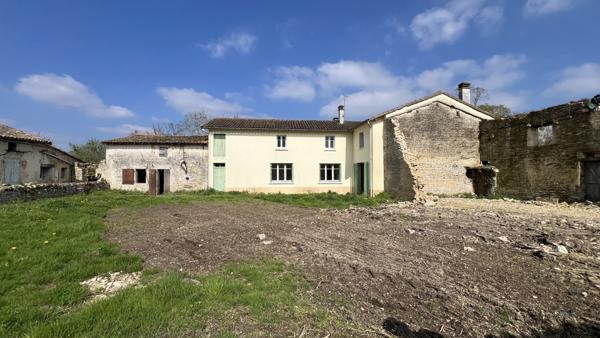 Celles-sur-Belle (79370) ENTRE BRULAIN ET PÉRIGNÉ, MAISON AVEC DEPENDANCE À RENOVER ENTIEREMENT sur TERRAIN DE 3387 M2