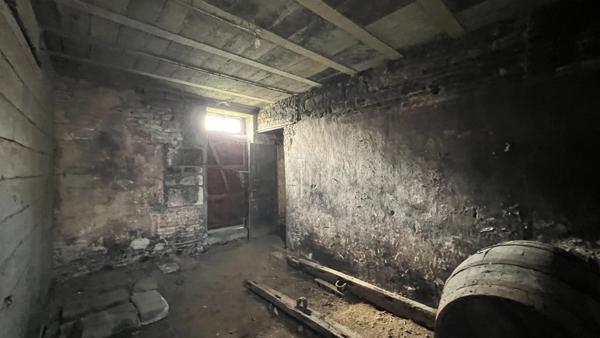 Celles-sur-Belle (79370) ENTRE BRULAIN ET PÉRIGNÉ, MAISON AVEC DEPENDANCE À RENOVER ENTIEREMENT sur TERRAIN DE 3387 M2