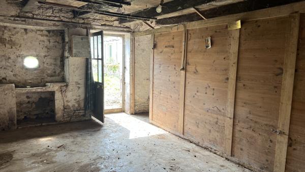 Celles-sur-Belle (79370) ENTRE BRULAIN ET PÉRIGNÉ, MAISON AVEC DEPENDANCE À RENOVER ENTIEREMENT sur TERRAIN DE 3387 M2